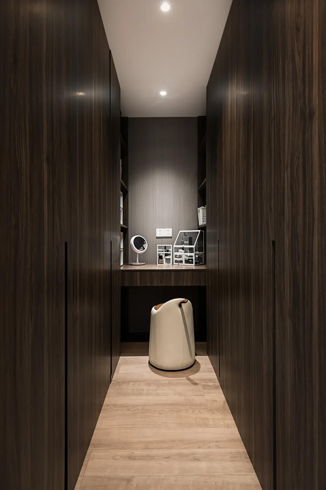 客廳打造攀巖墻、主臥隔出衣帽間，這家舊房超會改	