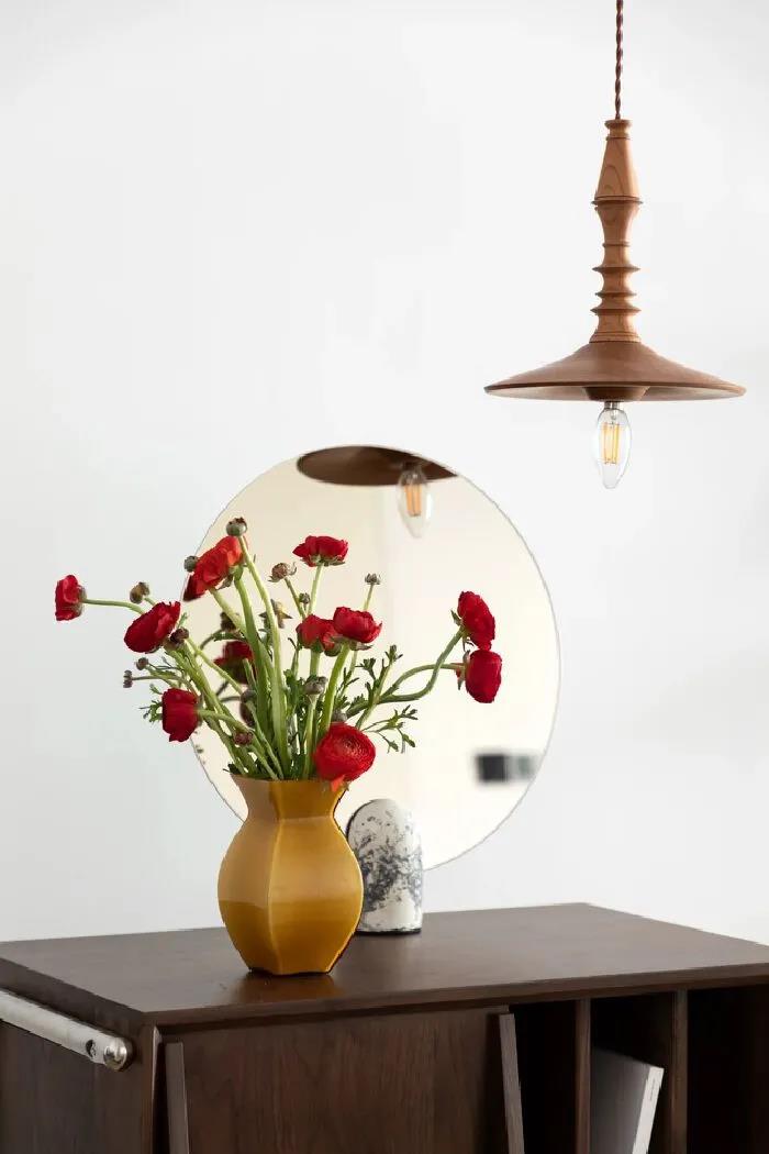 醫(yī)護(hù)夫婦打造雜志風(fēng)質(zhì)感家，98㎡藏著一個(gè)「復(fù)古秀場(chǎng)」	