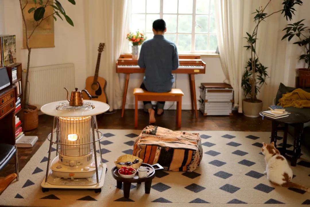 這屆情侶有多會住？格子門窗日光浴，隨性又自由	