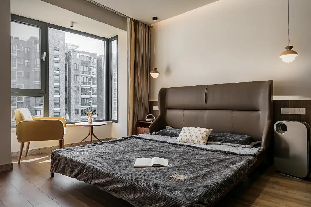 客廳打造攀巖墻、主臥隔出衣帽間，這家舊房超會改	