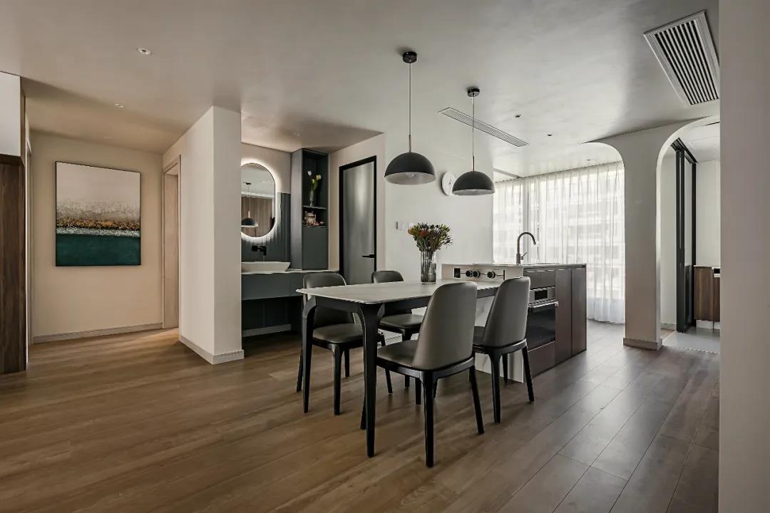 客廳打造攀巖墻、主臥隔出衣帽間，這家舊房超會改	