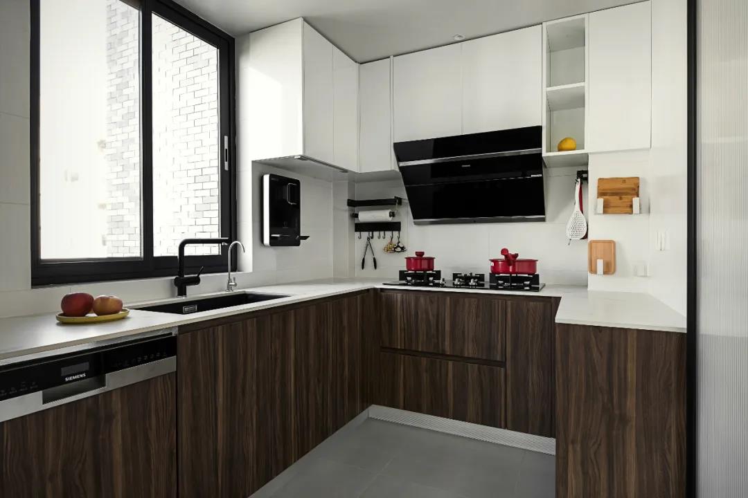 客廳打造攀巖墻、主臥隔出衣帽間，這家舊房超會改	