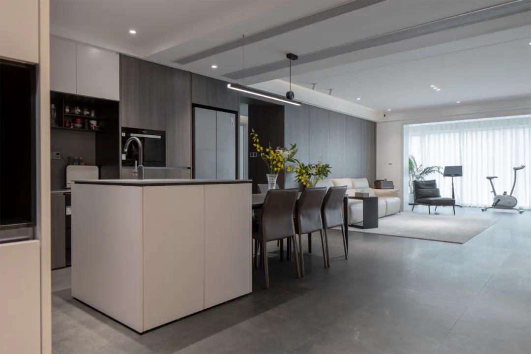 高級感大平層：飄窗別打通了！他家神奇改造多一室