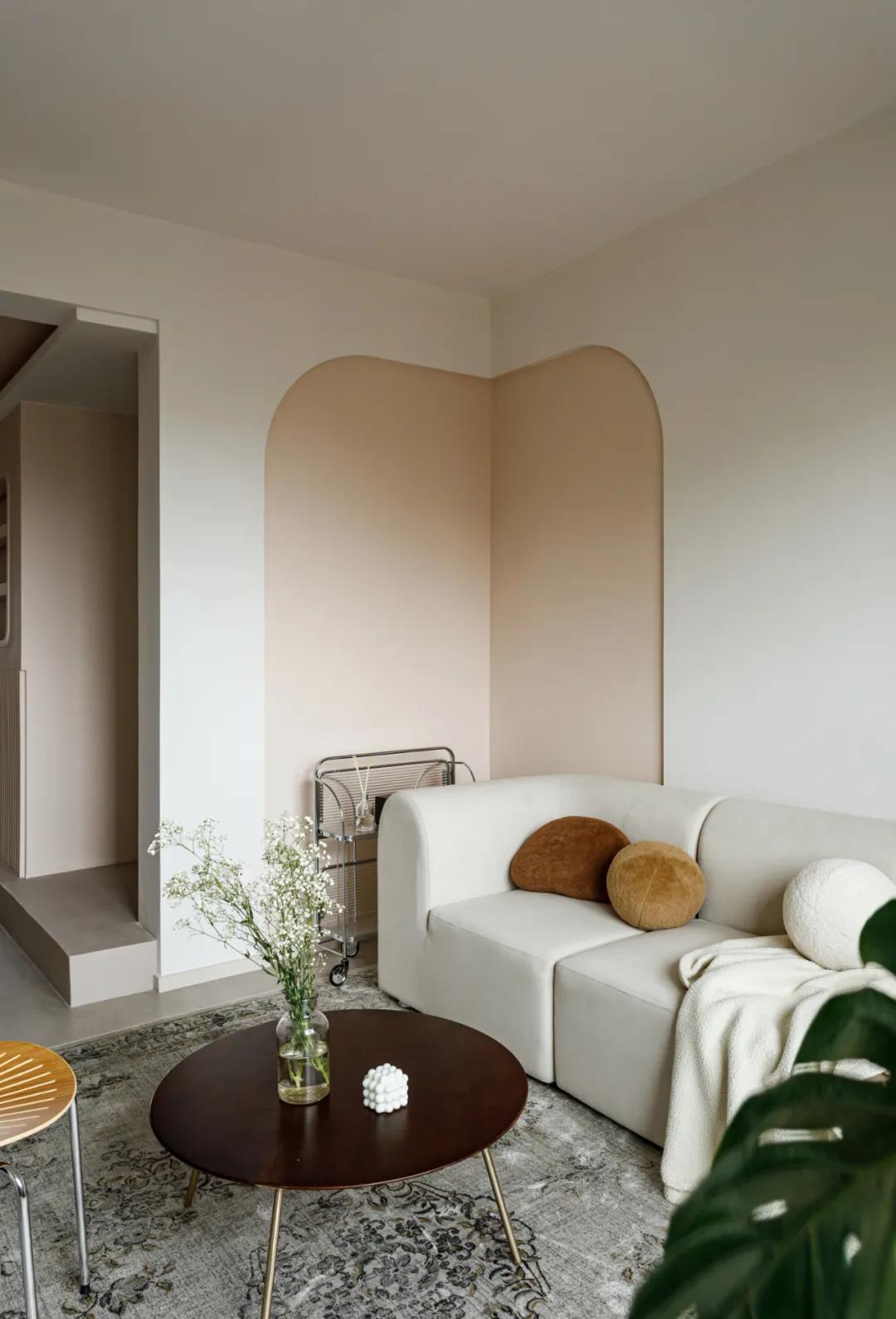 她家小復(fù)式把壁龕玩明白了，樓梯也能收納力滿分！	