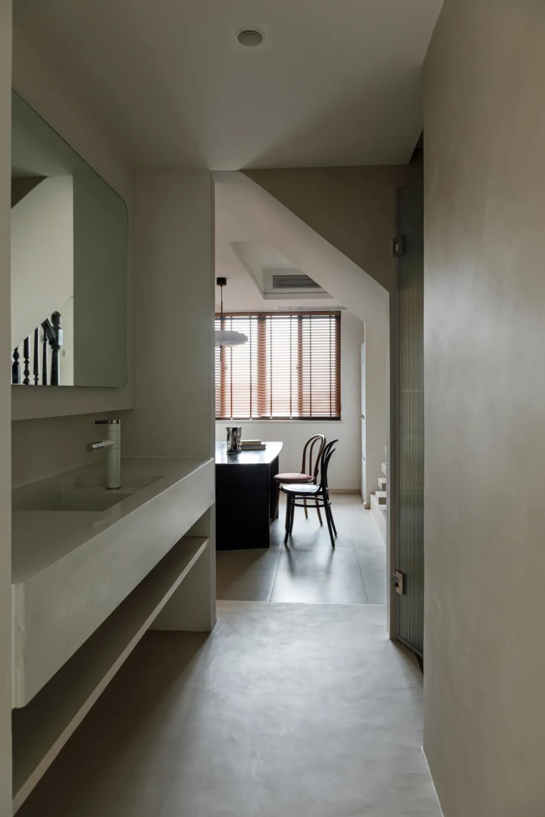 她家小復(fù)式把壁龕玩明白了，樓梯也能收納力滿分！	