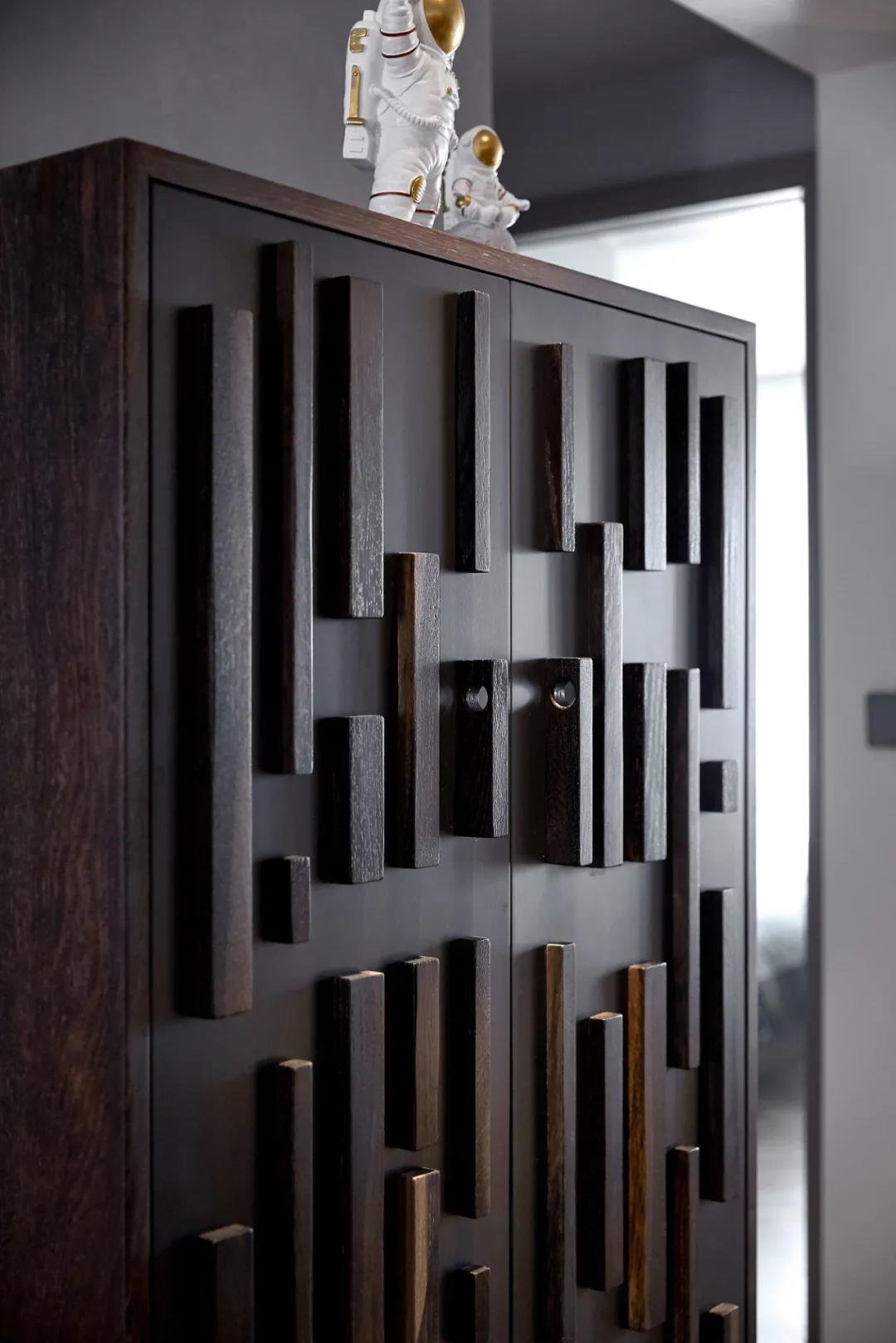 裝修也內卷？黑白+原木打造廣州120㎡電影里的高級感	