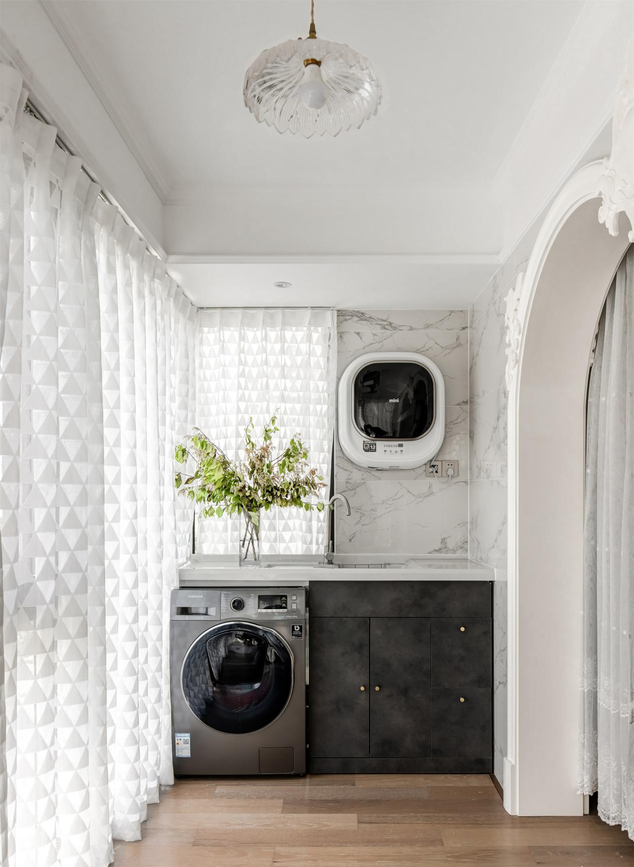 124㎡“色”的魅力，客廳墻變畫廊，留學夫妻的新婚房！	