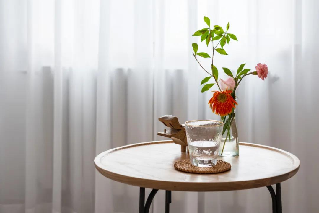 老房沒廳？80㎡三居變兩居，生活、會客、休閑面面俱到！