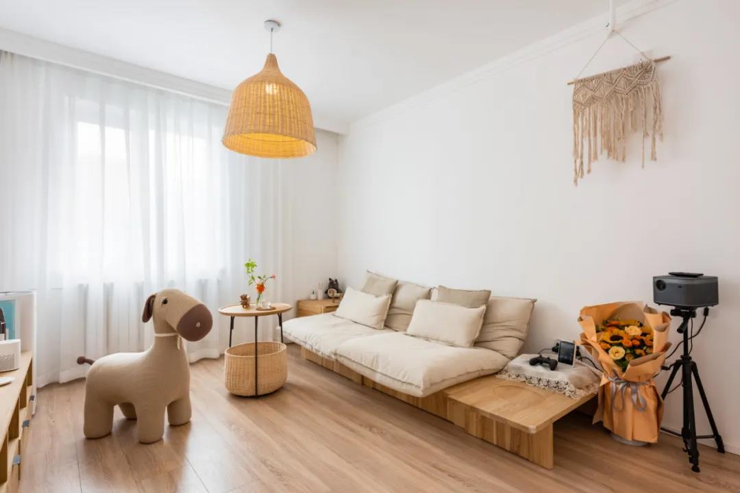 老房沒廳？80㎡三居變兩居，生活、會客、休閑面面俱到！