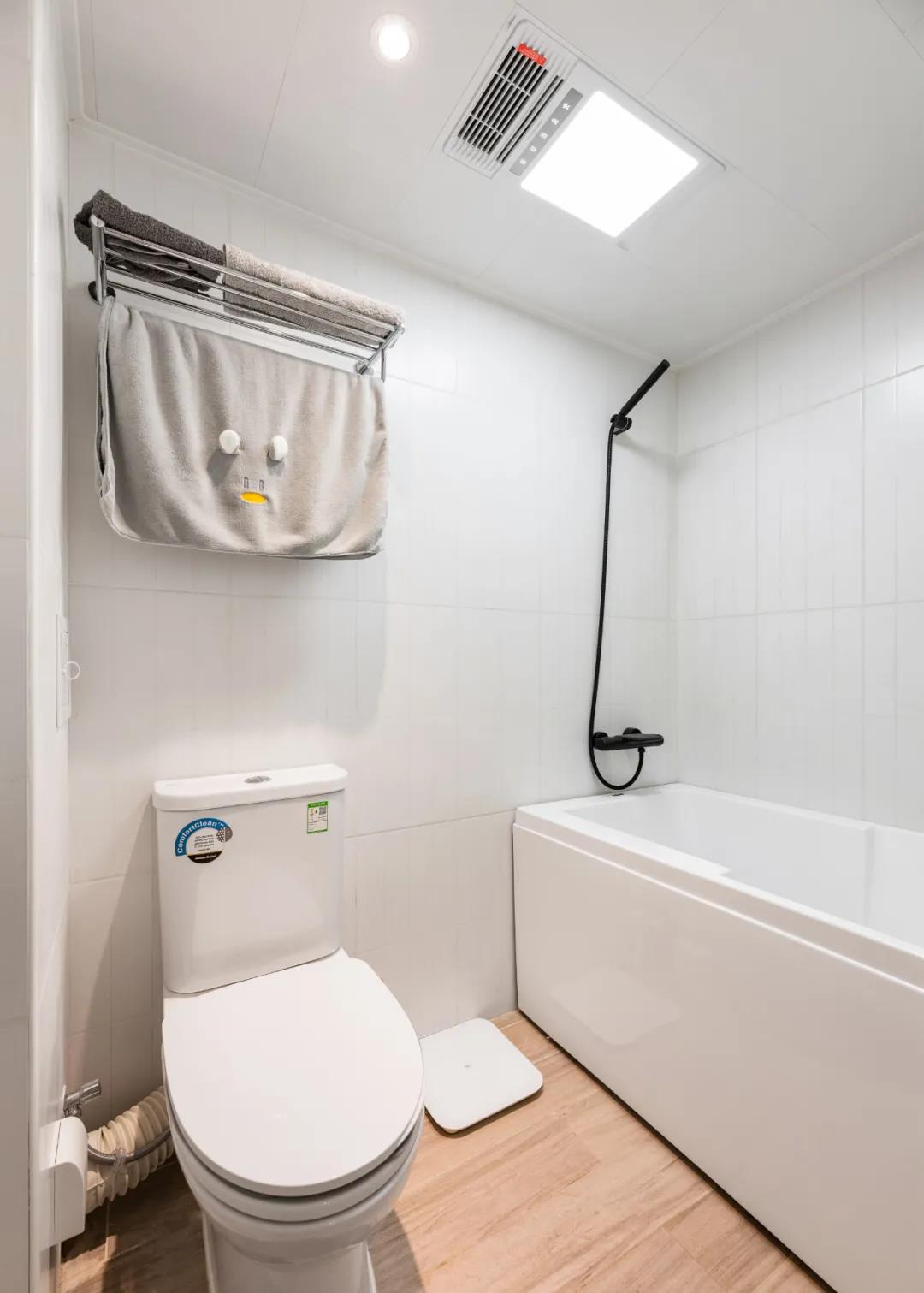 老房沒廳？80㎡三居變兩居，生活、會客、休閑面面俱到！