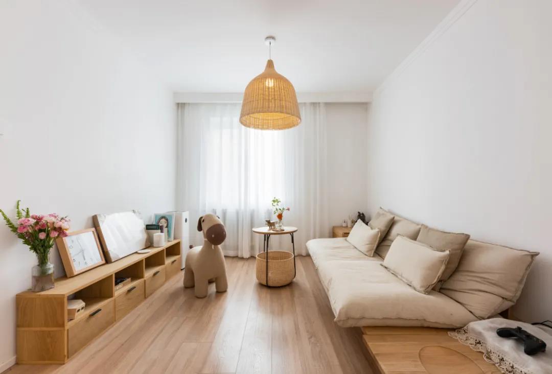 老房沒廳？80㎡三居變兩居，生活、會客、休閑面面俱到！