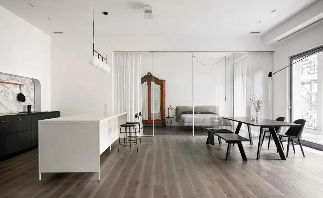 140㎡3居改2居，客廳去電視沙發(fā)，這屆年輕人真會(huì)玩！