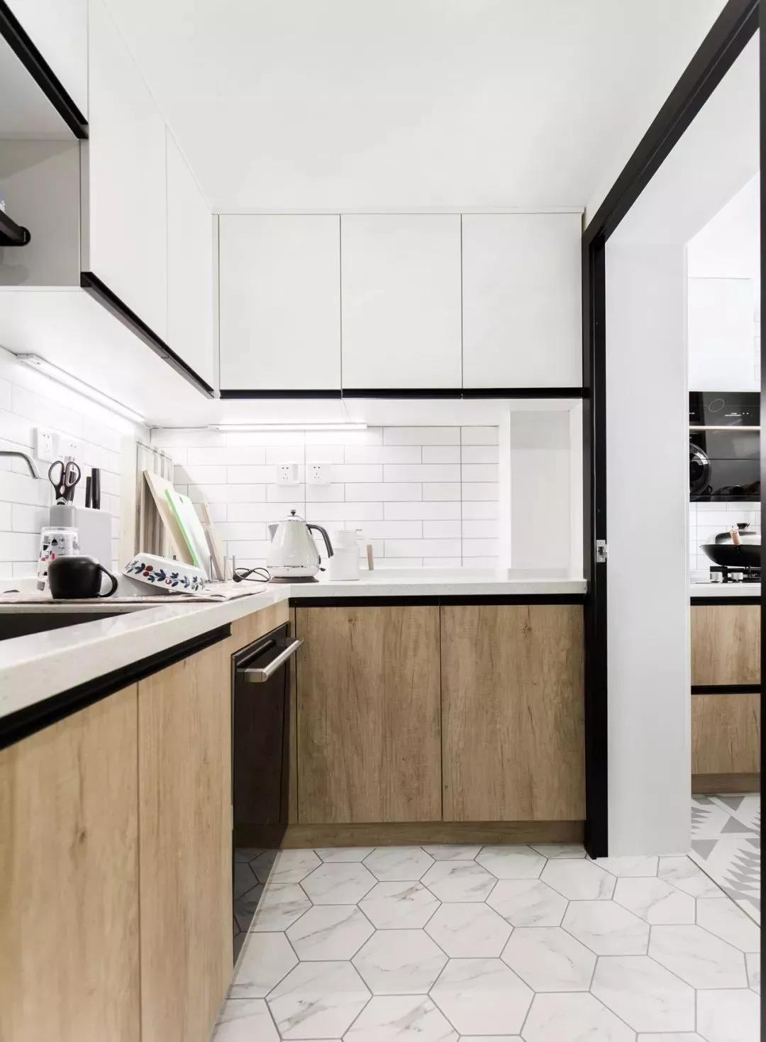 陽臺封進廚房，客廳多出一居，鄰居進門都傻眼了！