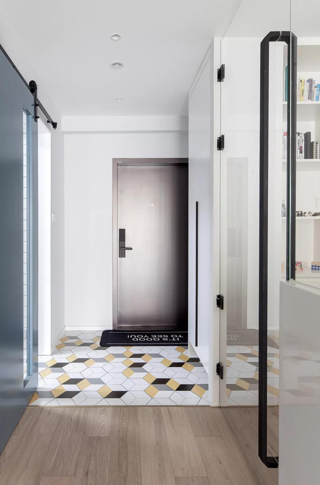 女朋友吵著要在客廳裝書房，起初我不同意，入住后好用哭了