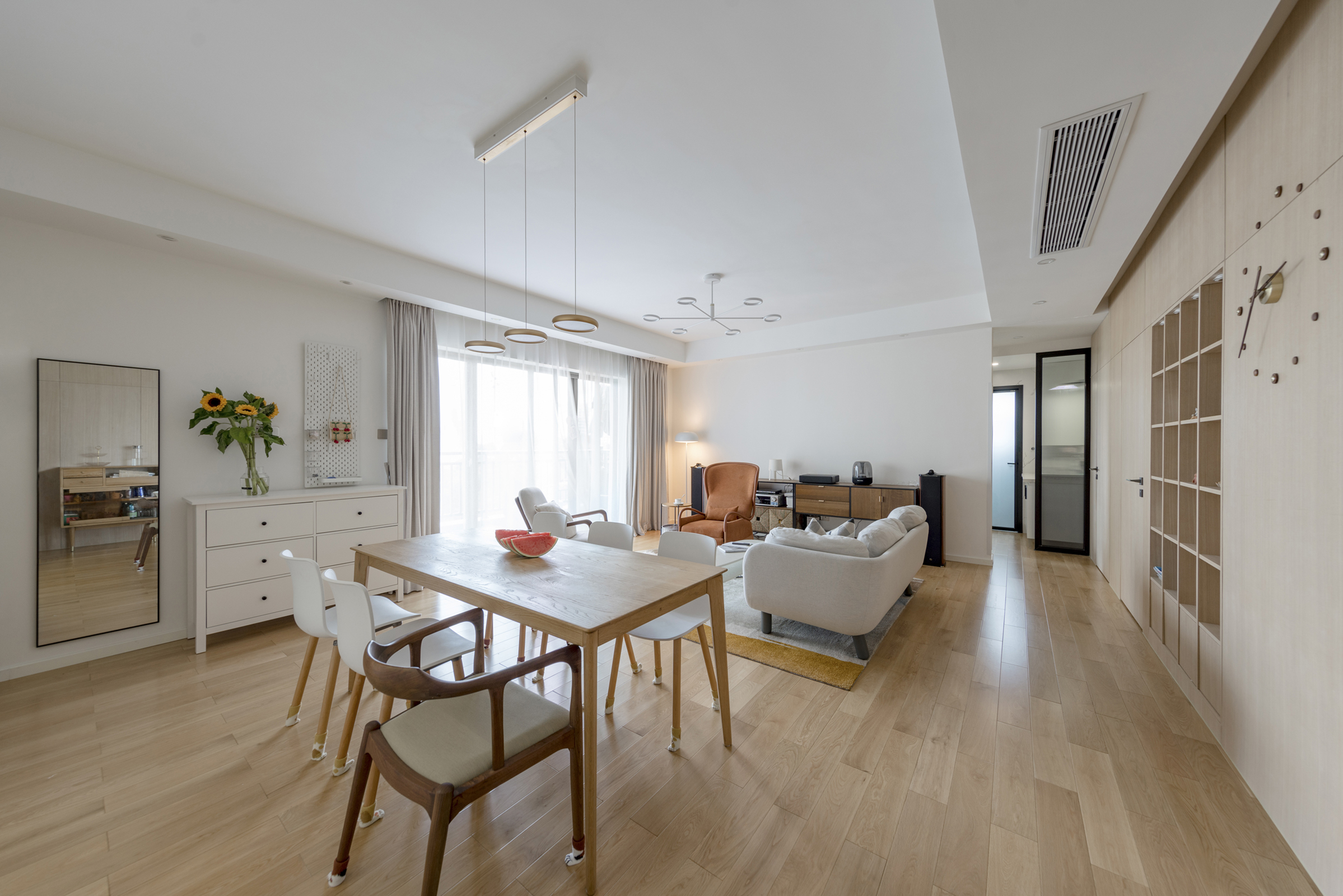 三口之家的82㎡兩居，不按常理出牌的客餐廳，顯大又能裝