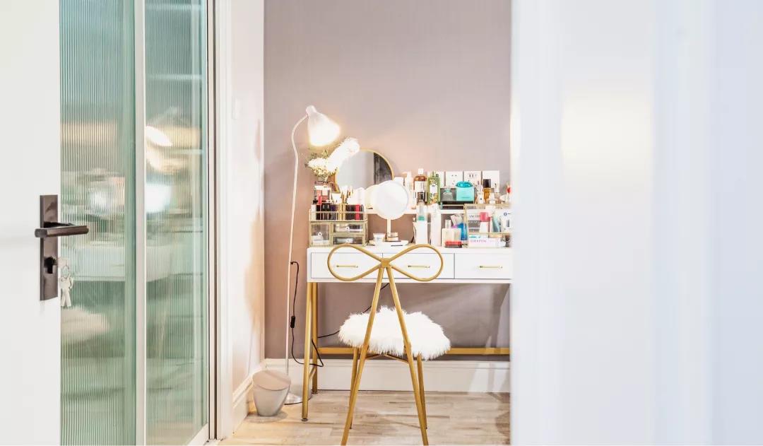 69㎡小清新婚房，卡座書桌餐柜一體，她家溫柔又耐看！