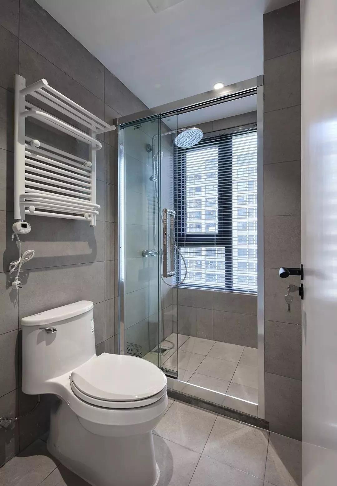 倔強老婆不聽勸，非要裝滿玻璃門，完工后我閉嘴了！	