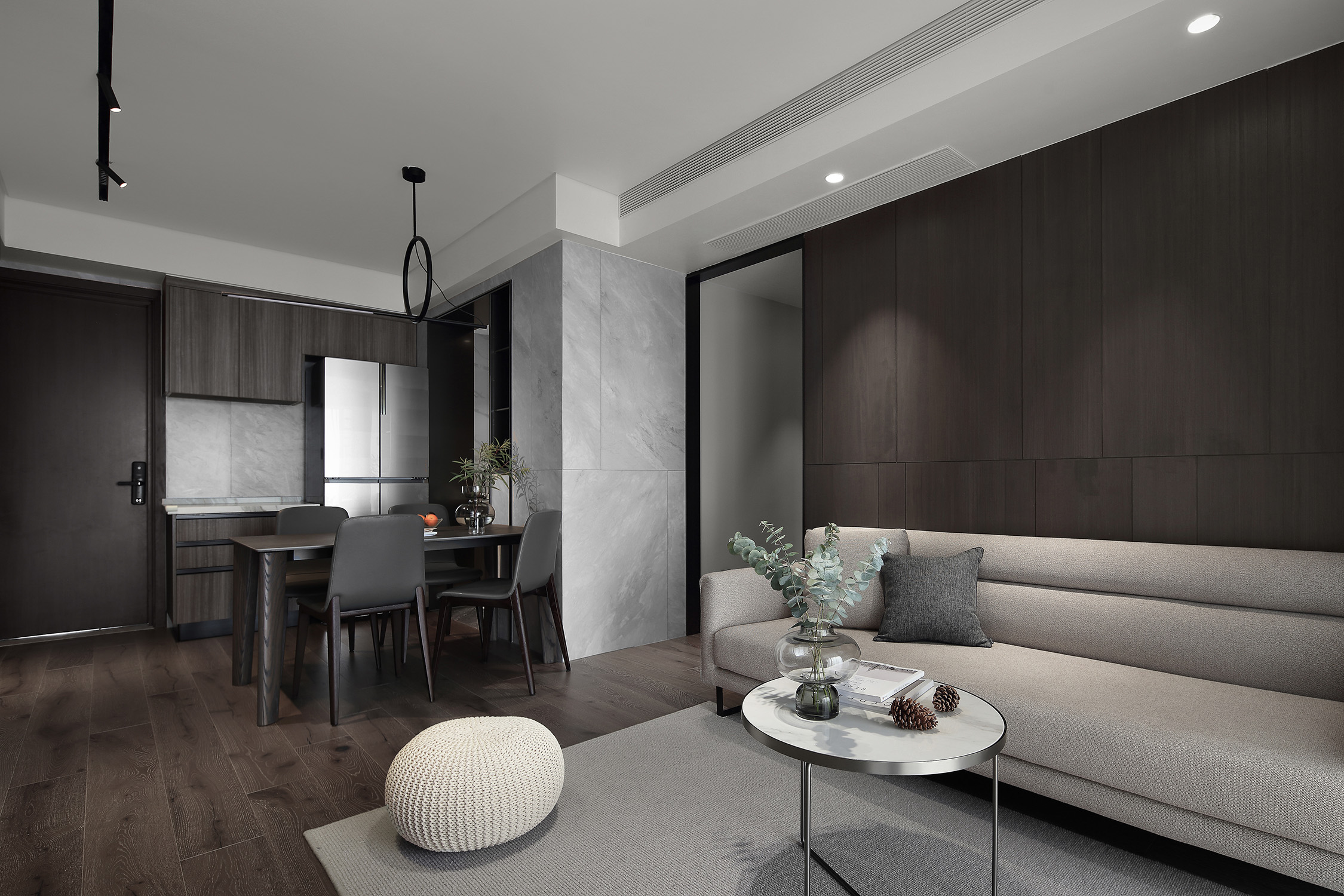 現代輕奢小三居，黑灰色調由簡入繁，滿足帶娃夫婦所有需求