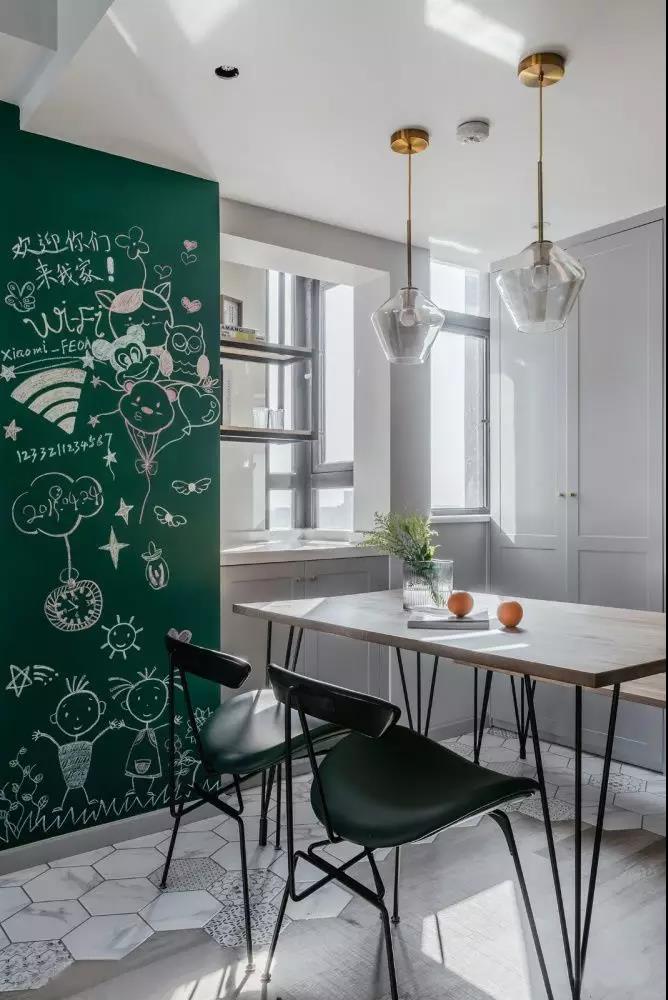 廚房“鑿壁借光”，臥室巧用空間，看廊坊夫妻玩轉(zhuǎn)89㎡小屋