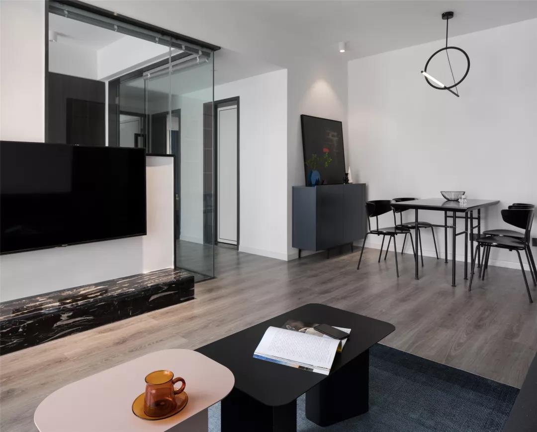 深圳夫妻買下97㎡老房，客廳隔出書房，不砸墻也能大變樣