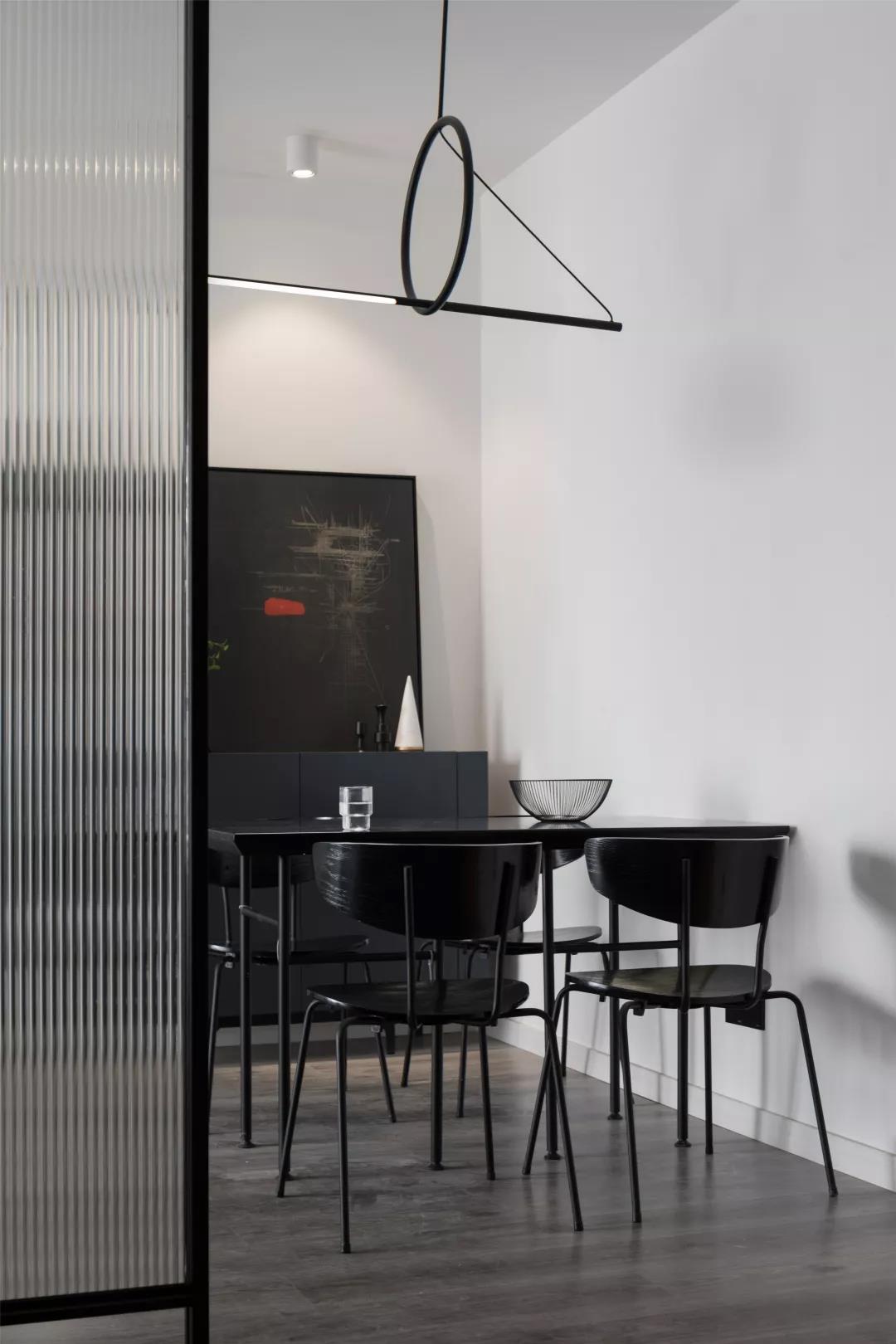 深圳夫妻買下97㎡老房，客廳隔出書房，不砸墻也能大變樣