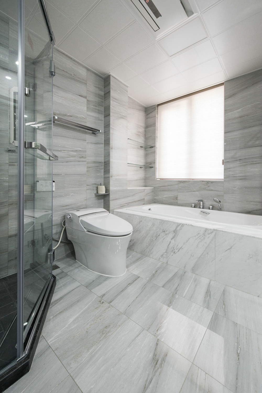 隱藏在電視墻后面的陽(yáng)光書房