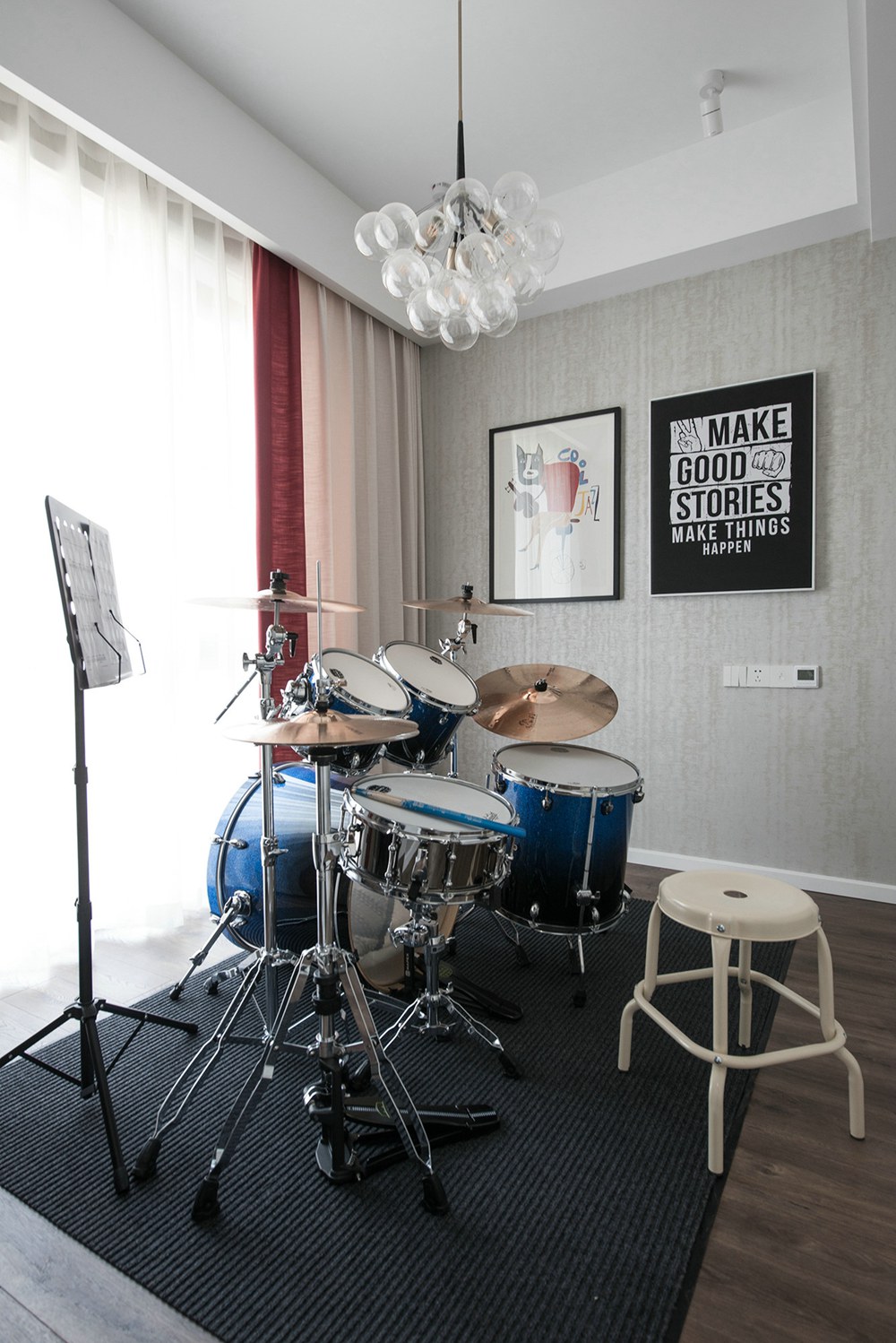 隱藏在電視墻后面的陽(yáng)光書房