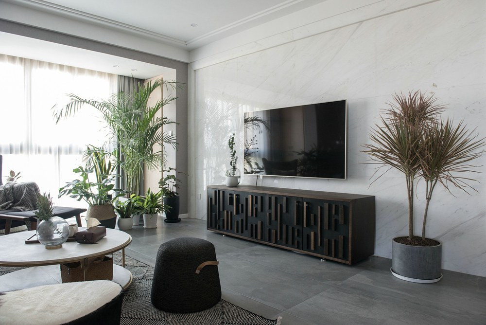 隱藏在電視墻后面的陽(yáng)光書房