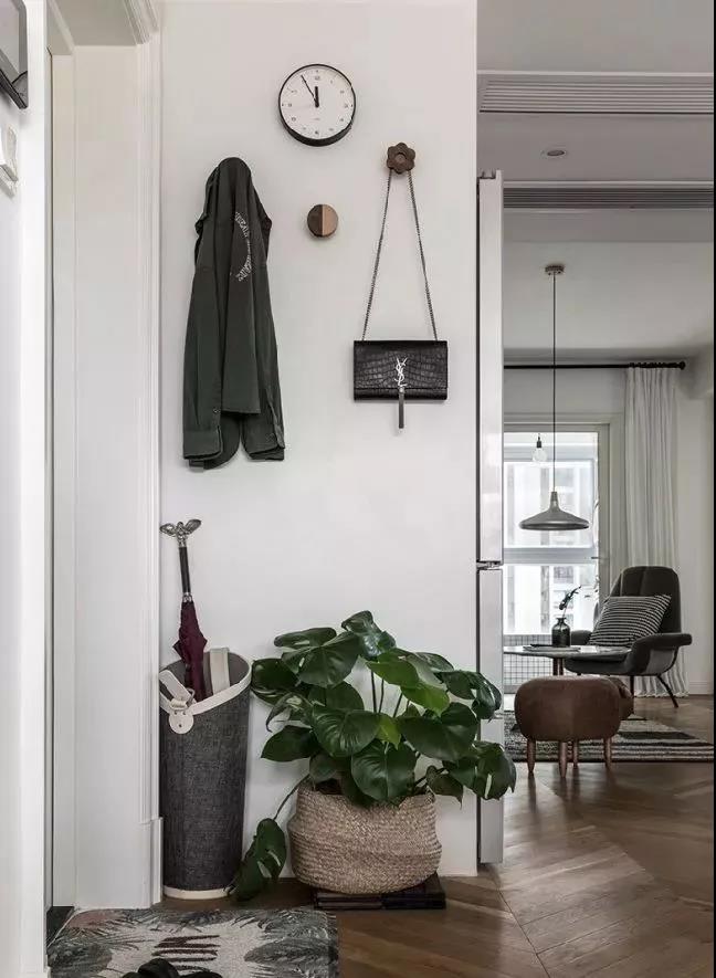 超ins風(fēng)的89㎡現(xiàn)代簡(jiǎn)約小兩居，她把花園式陽臺(tái)搬回家