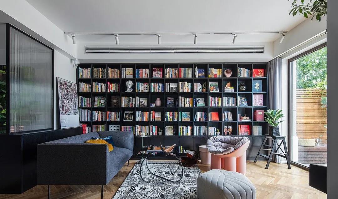 客廳去電視化，78㎡三口之家書墻+休閑吧，好看又實用