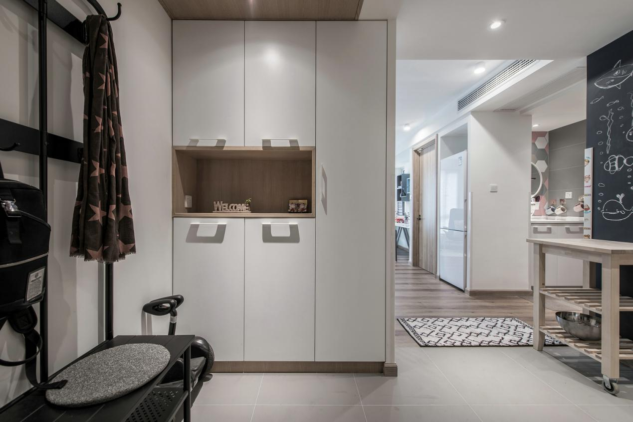 85㎡簡約原木住宅，扔掉傳統笨重沙發，客廳還可以這樣設計