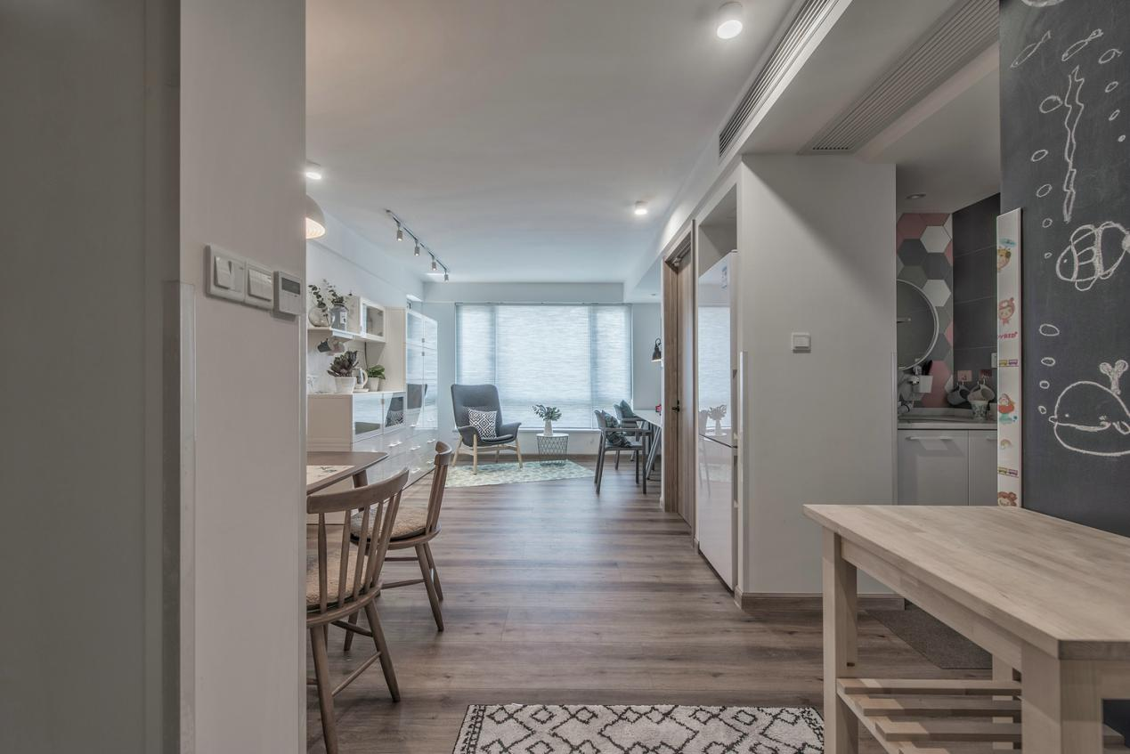 85㎡簡約原木住宅，扔掉傳統笨重沙發，客廳還可以這樣設計