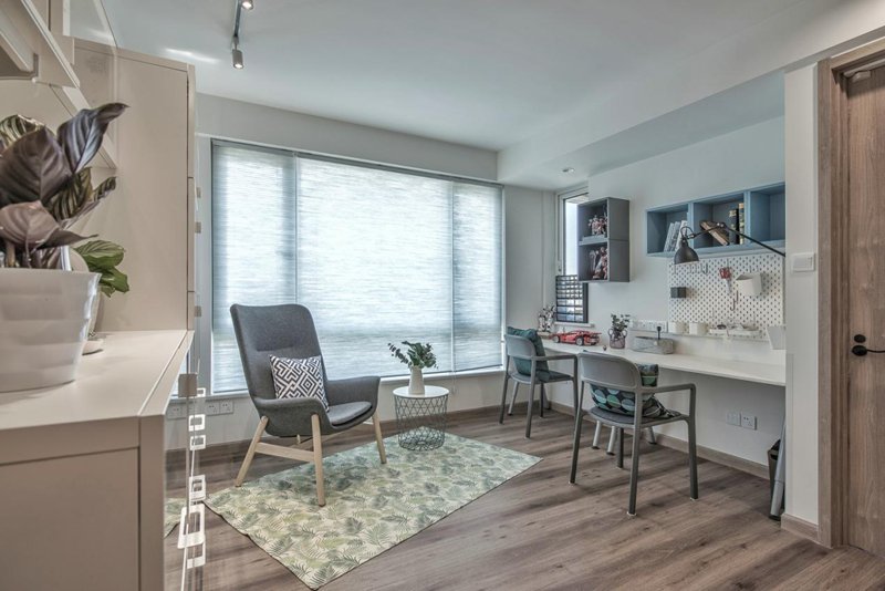 85㎡簡約原木住宅，扔掉傳統笨重沙發，客廳還可以這樣設計